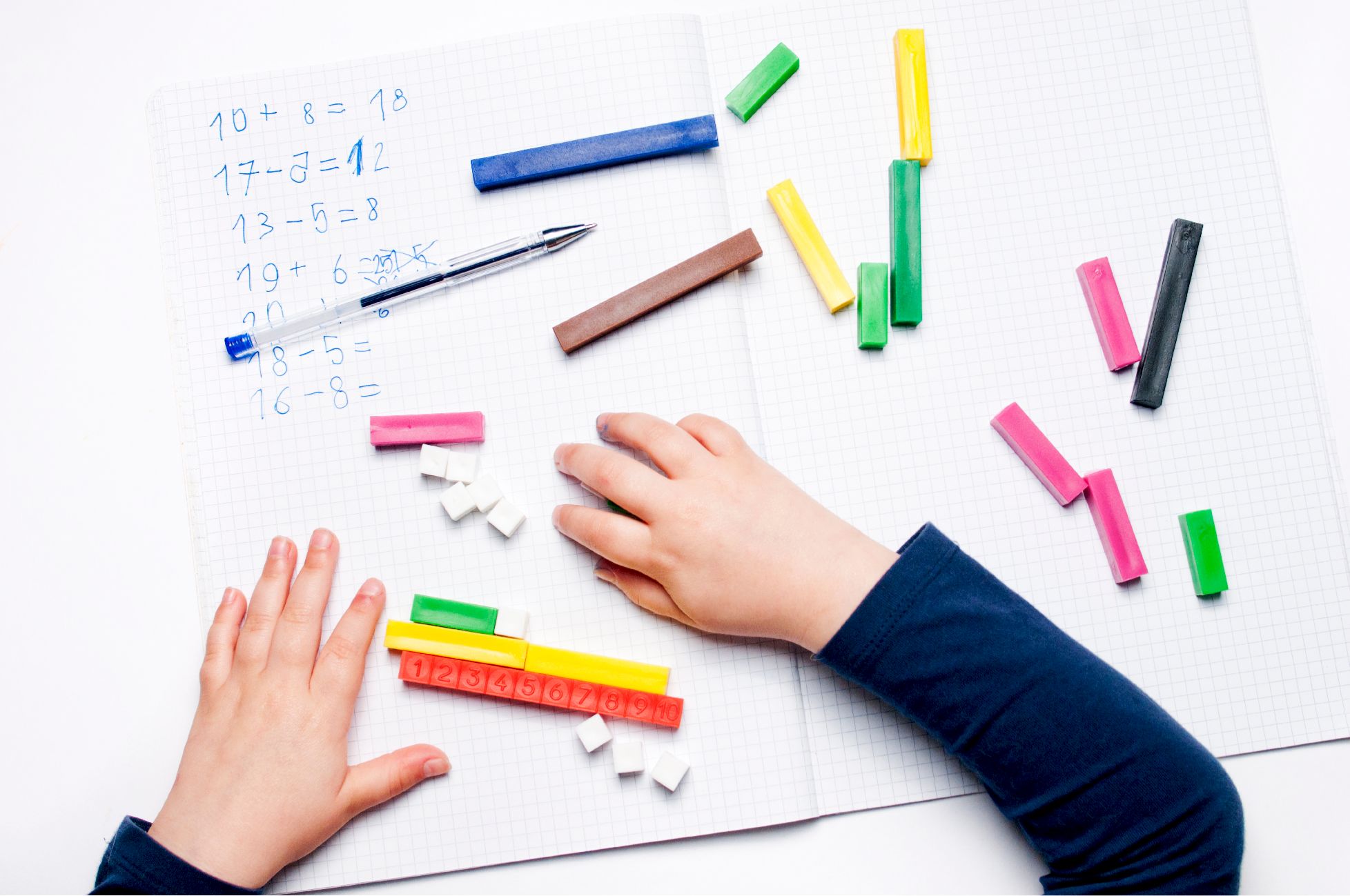 Apprendre les tables de multiplication avec la méthode Montessori